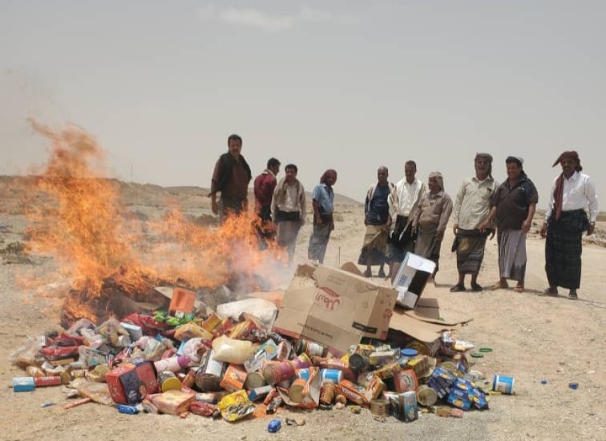 بإشراف مدير عام رضوم.. مكتب الصناعة بالمديرية يتلف كميات من المواد الغذائية والاستهلاكية منتهية الصلاحية