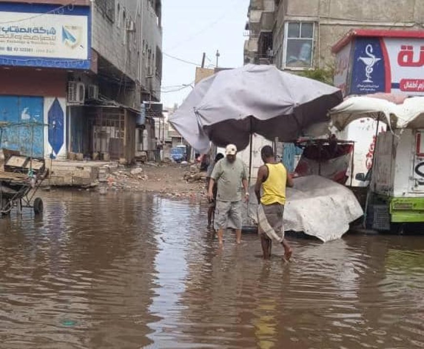 فرق الصرف الصحي في عدن تُكثّف جهودها لشفط المياه وفتح الانسدادات في مديرية المنصورة