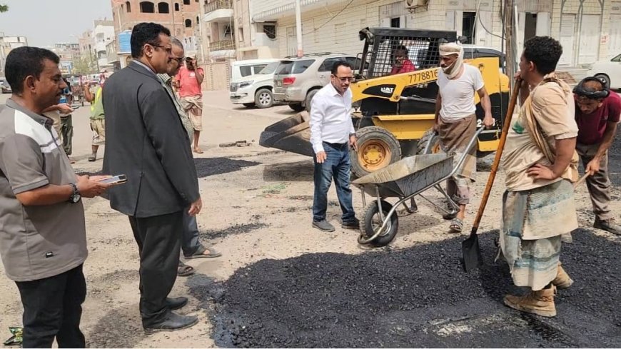 مدير عام المنصورة يدشن المرحلة الأولى من مشروع "صيانة الشوارع الداخلية" بالمديرية