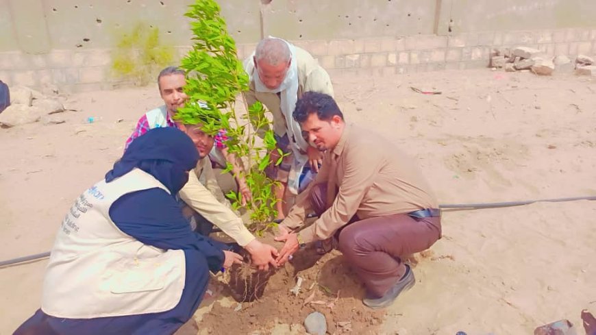 بحضور الشدادي وباعزب.. المجلس المجتمعي بمديرية زنجبار يدشن مبادرة غرس الأشجار بساحة الشهداء