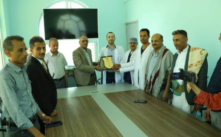 ملتقى تعز الجامع يكرم مركز القلب والأوعية الدموية وزراعة الكلى