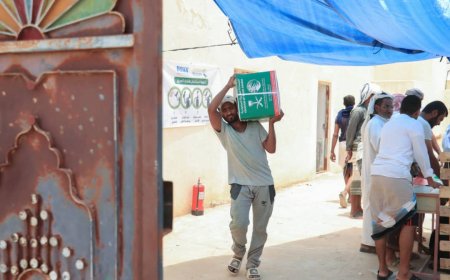 مركز الملك سلمان يوزع مساعدات غذائية للأسر الاشد احتياجًا في محافظة حضرموت