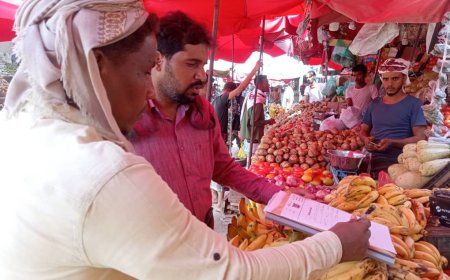أبين.. مدير الموارد المالية بمديرية زنجبار ينفذ نزول ميداني لتنظيم الأسواق بالمدينة