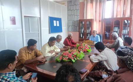 مدير عام زنجبار في لقاءه بملاك قاعات الافراح يناقش ضرورة الحصول على تصريح مسبق لإقامة حفل العرس. 