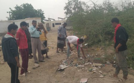 ملتقى أبناء زنجبار يزيل اشجار الماسكيت من ساحة مستشفى زنجبار