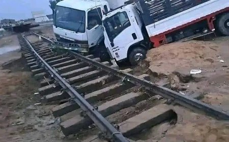 شاهد اكتشاف سكة حديدية قديمة في اليمن (صورة)