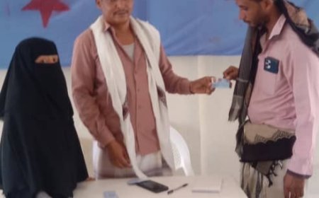 رئيس اتحاد شباب أشيد تبن الغربية يدشن توزيع البطائق العضوية لأعضاء الاتحاد بالمديرية