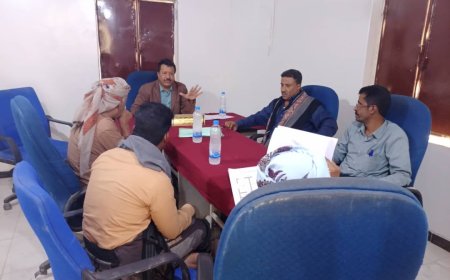 لجنة المناقصات والمزايدات العامة في رضوم تناقش وثائق مشروعي تأهيل ملعب نادي قناء والوحدة الصحية باصفاق