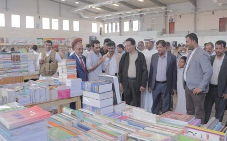 محافظ المهرة "بن ياسر" يدشن معرض الكتاب بمدينة الغيضة