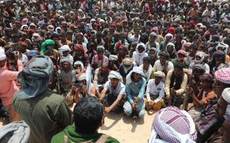 رئيس حلف قبائل حضرموت يتفقد المرابطين في أحد مواقع الحلف