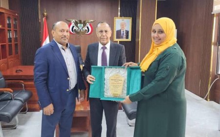 وزير الصناعة الاشول يكرم وكيل نيابة الصناعة ويبحث معه عددا من القضايا التجارية لحماية المستهلك