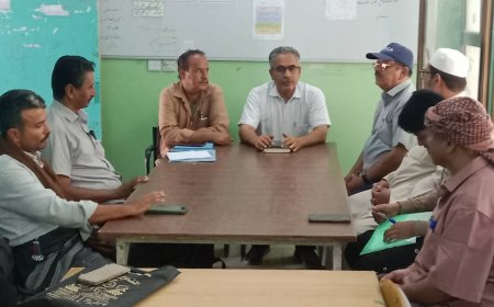 مدير عام عتق شبوة يلتقي مجلس الآباء بمدرسة بلقيس للتعليم الأساسي والثانوي في العاصمة عتق