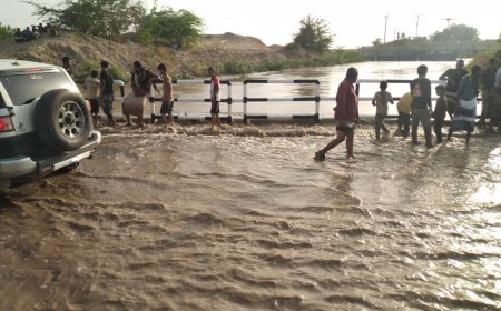 السيول المتدفقة تهدم منازل مواطنين وتضرر مزارعين بخنفر