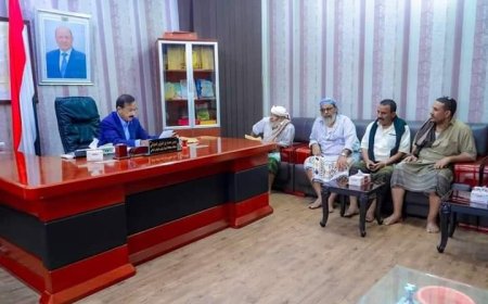 محافظ شبوة يلتقي وفداً من مشائخ آل محُّمد بن عمر  لمناقشة جملة من المواضيع ودورهم الاجتماعي بالمحافظة