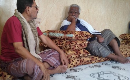 مدير عام مديرية ميفعة في زيارة للاطمئنان على صحة الشخصية الاجتماعية والوطنية الشاعر العشملي