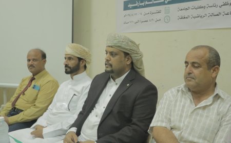 رئيس جامعة المهرة يختتم دورة الذكاء الاصطناعي وتقنياته في الشؤون الإدارية.