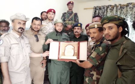 صف ضباط وأفراد اللواء الرابع دعم وإسناد يكرمون العميد ناصر الشوحطي مدير أمن لحج