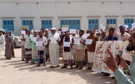 وقفة حاشدة لمعلمي تريم أمام إدارة التربية والتعليم بالمديرية