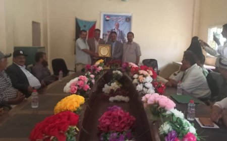 في حفل تكريمي بهيج.. السلطة المحلية يهر يافع تكرم الجعفري المدير العام السابق بدرع الوفاء والاخلاص.