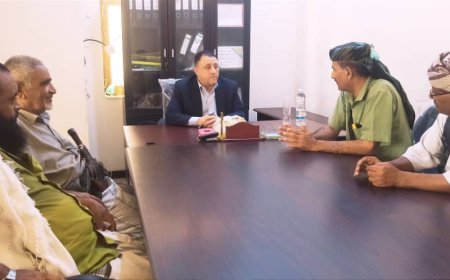 أمين عام محلي أبين يناقش مع مدير عام احور ومدير جيشان أوضاع المديريتين في المجالات الخدمية والأمنية والتنموية