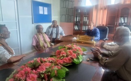 مدير عام زنجبار يناقش مع مدير عام  الوحدة التنفيذية للنازحين بابين تحديث قاعدة بيانات النازحين