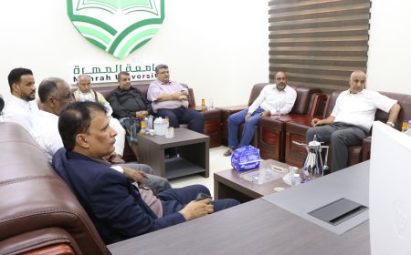 لقاء يناقش تبادل الخبرات والتعاون بين جامعتي المهرة وإقليم سبأ بمأرب.
