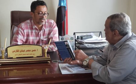 رئيس تنفيذية انتقالي أبين يتسلم مجموعة من الكتب مهداة من عضو المحكمة العليا