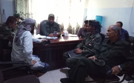 مدير أمن محافظة لحج يلتقي برئيس قسم شرطة خور عميرة لمناقشة التحديات الأمنية