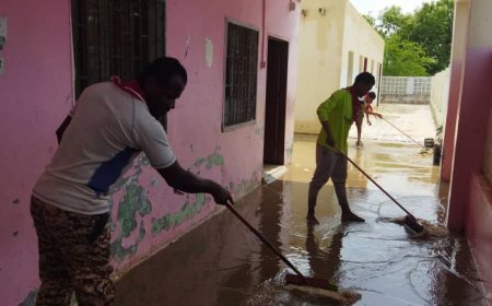كشافة أبين تبادر بجرف مياه الأمطار الغزيرة من مدرسة خديجة الكبرى