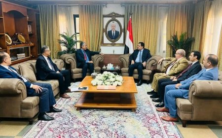 وزير الدفاع يزور سفارة بلادنا في القاهرة 