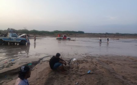 يحدث الإن.. بتوجيهات محافظ أبين فتح خط الطريق الدولي منطقة حسان بعد تدفق السيول