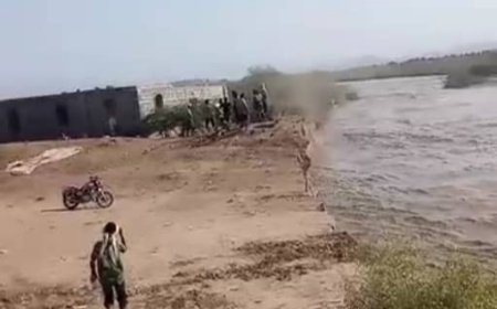 أهالي منطقة الديو بخنفر يستغيثون جراء تدفق مياه السيول إلى منازلهم