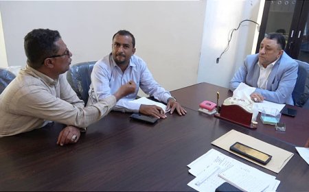 الأمين العام للمجلس المحلي بمحافظة أبين يبحث مع مدير عام مديرية سرار تعزيز التعاون في القطاعات الحيوية والتعليمية