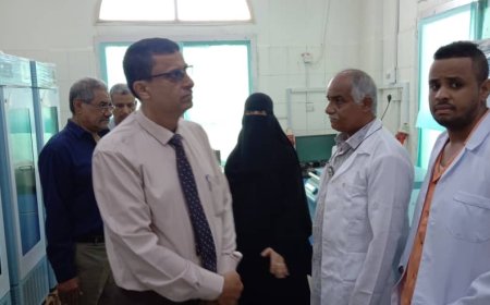 مدير عام مكتب الصحة العامة والسكان بلحج يفتتح المختبر المركزي بمستشفى ابن خلدون العام