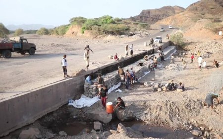 بتوجيهات وزير الاشغال واستجابة لنداء الاستغاثة الذي اطلقها مواطنون.. بدء أعمال إصلاح أضرار السيول في جسر سائلة بله في لحج