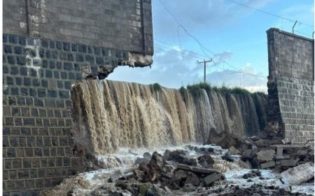 شاهد صورة..انهيار سور في صنعاء ارتبط كثيرا بعلي محسن الاحمر