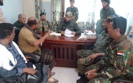 مدير أمن لحج يؤكد على اليقظة الأمنية خلال لقائه بمدير أمن منطقة العند وبعض من مشائخ ووجهاء المنطقة