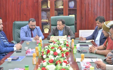 وزير الأشغال ومحافظ المهرة يناقشان إعادة تأهيل الطرق المتضررة بالغيضة ووضع حجر الأساس لمشروع صيانة الشوارع الداخلية