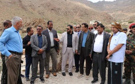 وزير الأشغال العامة ومحافظ المهرة يتفقدان حجم الأضرار في مشروع "الأنفاق"