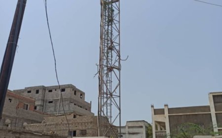 مطالبات بإزالة برج الاتصالات القديم بمبنى خدمة المشتركين بمؤسسة الاتصالات أبين بمدينة زنجبار لتهالكة واحتمالية سقوطه.