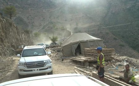 رئيس مجلس القيادة وعضوا المجلس عبدالله العليمي وعثمان مجلي يتفقدون مشروع طريق هيجة العبد الاستراتيجي