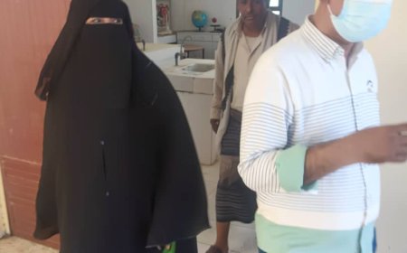 مدير عام زنجبار يتفقد مجمع بلقيس التربوي ويطلع على حالة الطالبات اللاتي تعرضن للاختناق ويوجه وبتشكيل لجنة للمتابعة