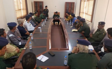 مدير عام شرطة شبوة يترأس اجتماعا لقادة الوحدات الأمنية ومدراء الإدارات لشرطة المحافظة