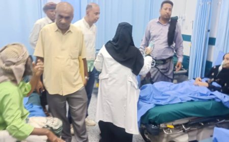 بتوجيهات نائب المحافظ امين عام المجلس المحلي مدير عام زنجبار يشرف على إجراء فحوصات طبية خاصة للطالبات المصابات باحد المشافي بالعاصمة عدن