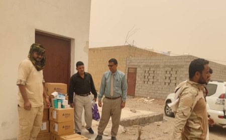 مدير عام مكتب الصحة العامة والسكان بلحج يسلم أدوية ومستلزمات طبية لعيادة السجن المركزي بصبر