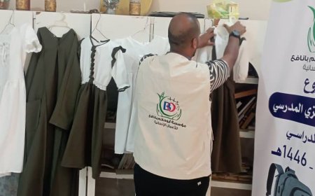 مؤسسة ابوحاتم بانافع للاعمال الإنسانية تدشن توزيع الزي والحقيبة المدرسية بأبين