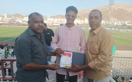 الحكم المخضرم بامحيسون يكرم رئيس إتحاد الإعلام الرياضي بساحل حضرموت 