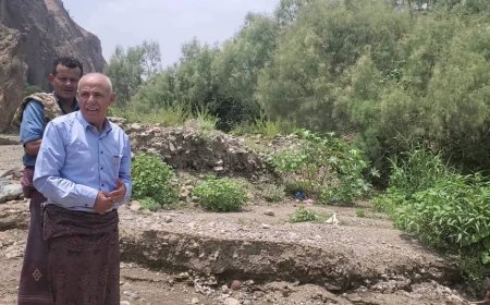 رئيس انتقالي الضالع يتفقد أضرار السيول التي تسببت بقطع طريق حورة في منطقة تورصة بالأزارق