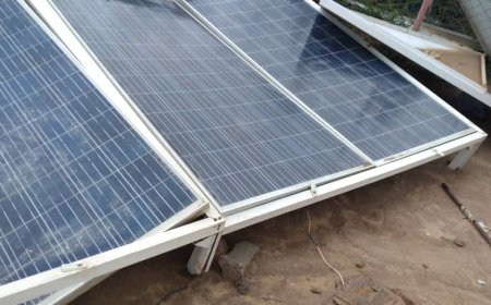 مدير عام رضوم يطلع على حجم الأضرار التي لحقت بالمنظومة الشمسية لمشروع مياه منطقة حورة الساحل بسبب الرياح الشديدة