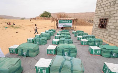 توزيع مساعدات غذائية وإيوائية طارئة للمتضررين من الأمطار والسيول في محافظة حضرموت 